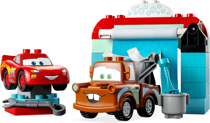LEGO® Lightning McQueen und Mater in der Waschanlage