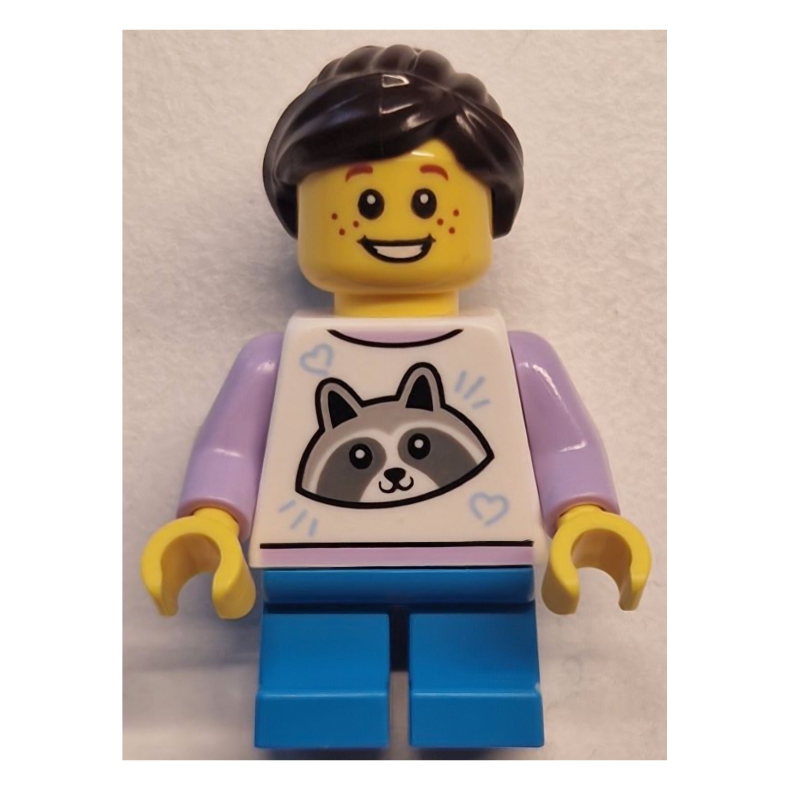 LEGO Minifigur Child - Girl, White Top with Raccoon, Dark Azure Short (twn498)